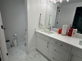 Brand New Chic Townhouse in Toronto close to Yonge，位于多伦多的酒店