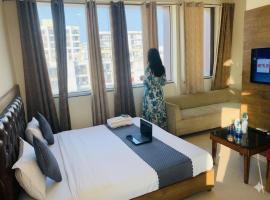 Hotel Wood-Crest !! Affordable, Cozy And Peaceful Stay !!，位于齐拉克普尔的酒店