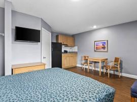 Suburban Studios Stuart near Federal Hwy 1，位于斯图尔特的酒店