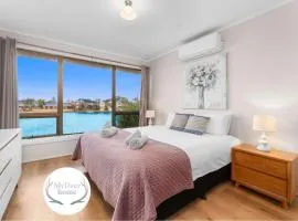 Stunning Lake View Townhouse-Dream Staycation