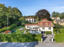 Luxury villa with spa and private lake，位于丹德吕德的酒店