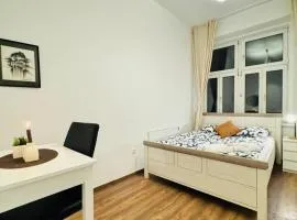 Spacious Private Rooms in 5BR Apartment for 10 Near Kaufpark Alterlaa
