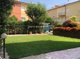 Shell House, Casa con ampio giardino a 100m dal mare，位于马瑟利的酒店