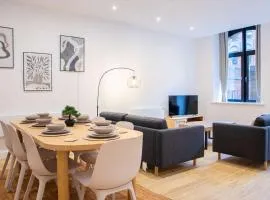 Modern 4-Bed Apartment in Leeds Business District