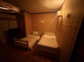 ゲストハウス あめりか和，位于Namerikawa的带热水浴缸的酒店