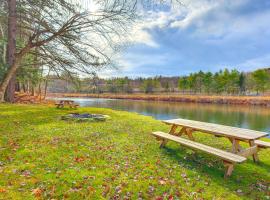 Ludlow Ski Cabin 2 Mi to Ski Parking，位于拉德洛的酒店