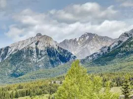 Stunning 3BR Escape with Mountain Views in Canmore
