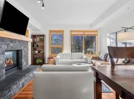 Mountain Views Lux 2BR Condo in Canmore with Hot Tub
