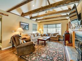 5 Mi to Mt Snow West Dover Getaway with Hot Tub，位于布拉特尔伯勒的酒店