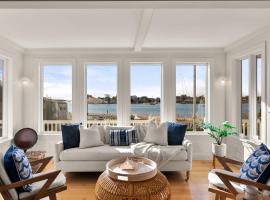 Waterfront Private Beach Gorgeous Views，位于海恩尼斯的酒店