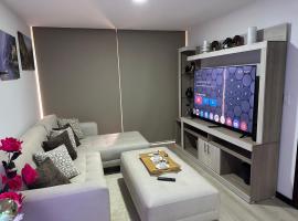 Modern and cozy with pool apartment，位于昆卡的酒店