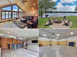 Northwoods WI 6BR Lakefront Cabin Retreat on Lake Nokomis - Minnohawk Lodge，位于Tomahawk的酒店