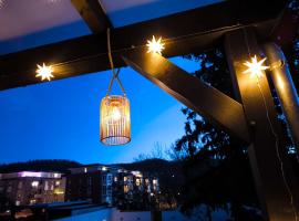 Ferienhaus Isabel mit Pool und Garten N&auml;he Quedlinburg，位于Gernrode - Harz的带泳池的酒店