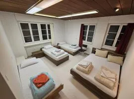 Privat Grosse Zimmer-Merkur-mit gemeinsamer Küche und Bad in der Altstadt Chur