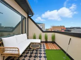 Stylish 3BR CN Tower Views & Patio Mini Putt