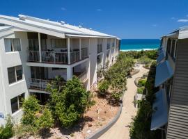 Whalewatch Ocean Beach Resort，位于波因特卢考特的酒店