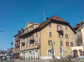 Hôtel de la Place，位于沙泰勒圣但尼的酒店