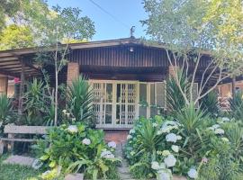 Chal&eacute; alpino em canela rs todo mobiliado com cozinha lareira split Wi-Fi 2 quartos perto do centro，位于卡内拉的自助式住宿