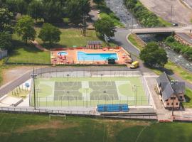 HolaCamp Aran Aventura，位于莱斯的带泳池的酒店