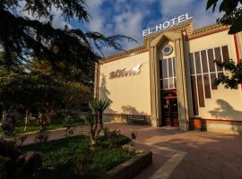 El hotel，位于甘贾的酒店