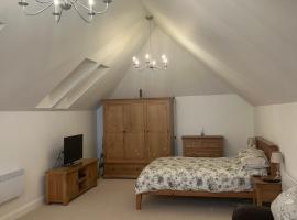 Charming King Bed Ensuite Studio in Peaceful West Challow，位于旺塔奇的酒店