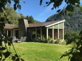 Historic Cabin By L&aelig;rdal River，位于特纽尔的乡村别墅