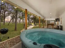Baron's Bungalow - Hot Tub & Fire Pit