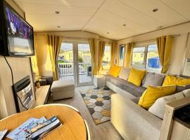 Beautiful Holiday Home 3 Bed Caravan by The Beach, Free Wifi, Games Console, TVs & DVD's, Passes Not Included，位于拉尔的酒店