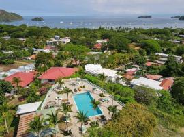 Tropical Condo with Spectacular Ocean Views, Panoramic Dining Terrace & Quick Walk to Beach，位于科克的酒店