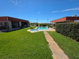 Bird Bus Chile - Descanso- Aventura - Comodidad，位于奇廉的酒店