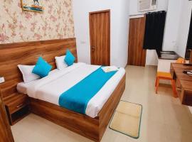 Cosmic Elite Krishiva Hotel Vrindavan - Affordable Rooms at Central Location，位于范兰德凡的酒店