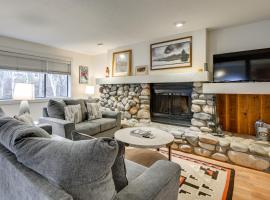 Ketchum Condo with Deck Less Than 1 Mi to Sun Valley Resort!，位于凯彻姆的酒店