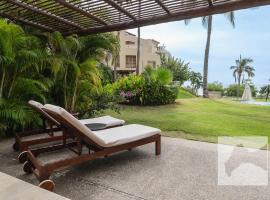 Luxury Beach Condo Walk to Town & Ocean，位于蓬塔米塔的酒店