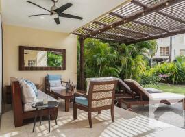 Luxury Beach Condo Walk to Town & Ocean，位于蓬塔米塔的酒店