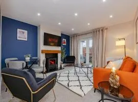 New 4BR Gem, Central, 3 Car Drive, Contractor Stay