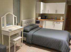 Cosy 1 bedroom Studio Retreat 5 Minutes from Gatwick Airport，位于霍利的酒店