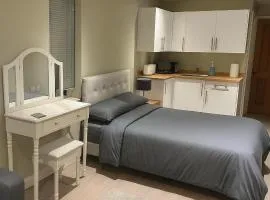Cosy 1 bedroom Studio Retreat 5 Minutes from Gatwick Airport