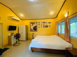 บ้านกลางสวนผึ้ง，位于拉差汶里的带停车场的酒店