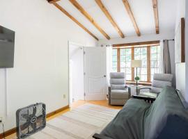 Spacious Two Bedroom Apartment，位于Wayland的酒店