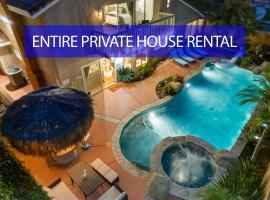 Entire Private Home with 4 Bedrooms, Pool, Hot Tub, King Bed, Garage, Available Now，位于埃尔卡洪的酒店