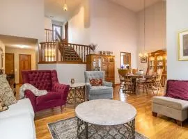 Sleeps 12! Main Level Primary Suite-Beautiful Backyard Oasis