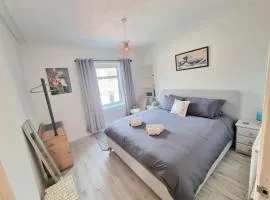 2 bedroom flat- 5 minutes walk from city centre