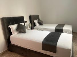 Magnifique maison famiiale moderne spacieuse de 150 m Avec de 3 chambres ,confortables et d un grand salon et terrasse, Idealement situee a 9 min du centre-ville elle se trouve &agrave; proximite de la route principale menant a l aeroport Berkane et Saidia，位于乌季达的乡村别墅