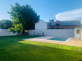 Soleado Pampa，位于圣罗莎的带泳池的酒店