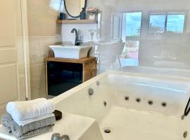 Jacuzzi & Sunset by the Sea，位于纳哈里亚的酒店