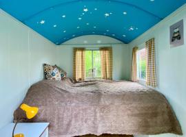 Kleine Pipowagen op camping，位于Wedde的豪华帐篷