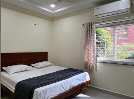 GNR lodge Rooms，位于Medchal的酒店