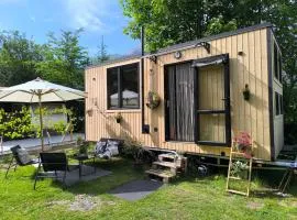 Tiny House neben Skipiste