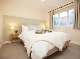 Orchard Place By N And N Stays, Perfect for contractors and corporate stays, 3 Bed House with Pvt Parking, Semington Near Bath