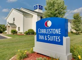 Cobblestone Inn & Suites - Clintonville，位于Clintonville纳瓦里诺斜坡附近的酒店